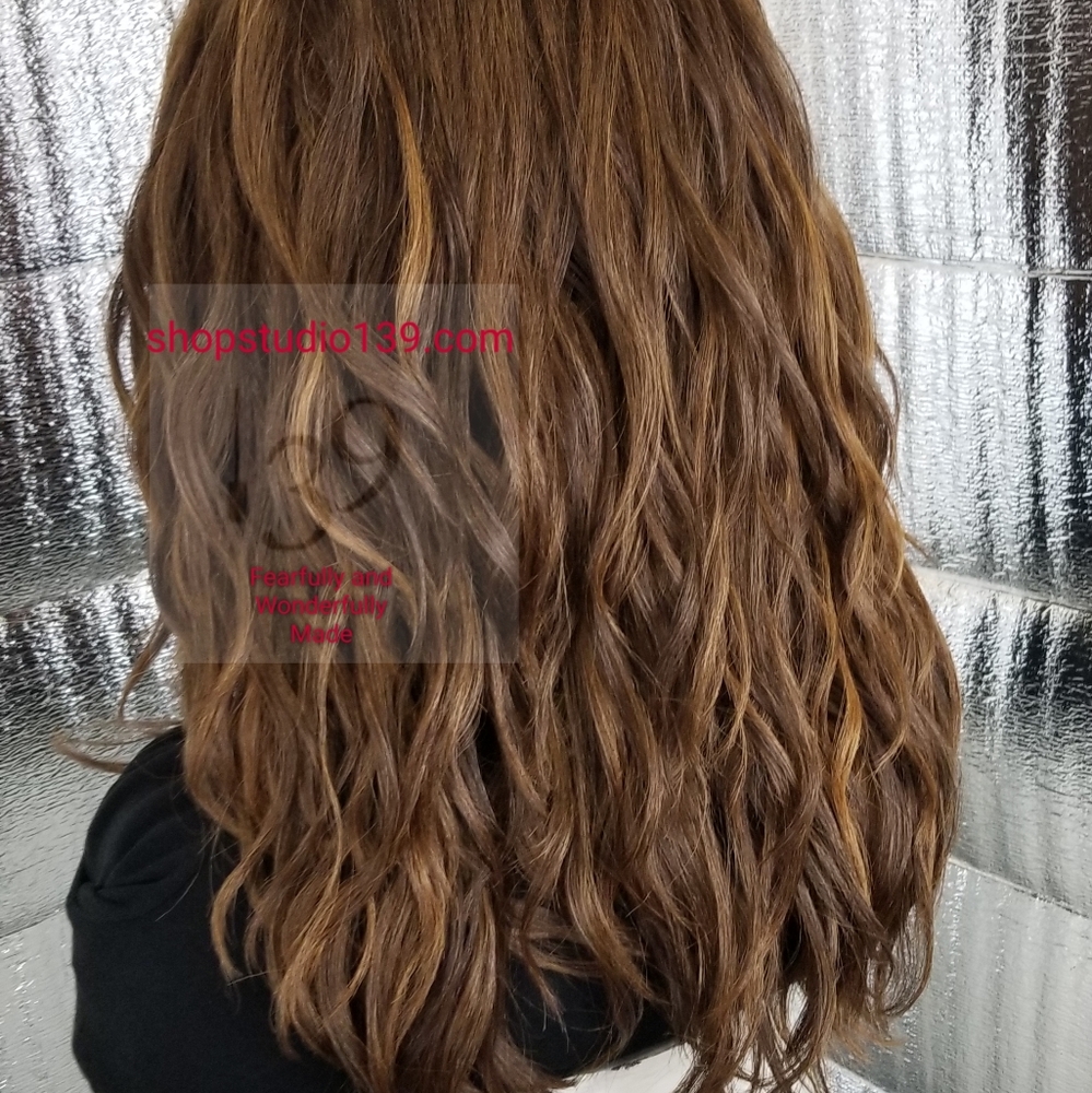 Sexy and chic wavy Bob wig with middle part - Picture 3 of 5